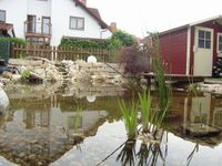 Teich mit Trocken Mauer und Garten Beleuchtung